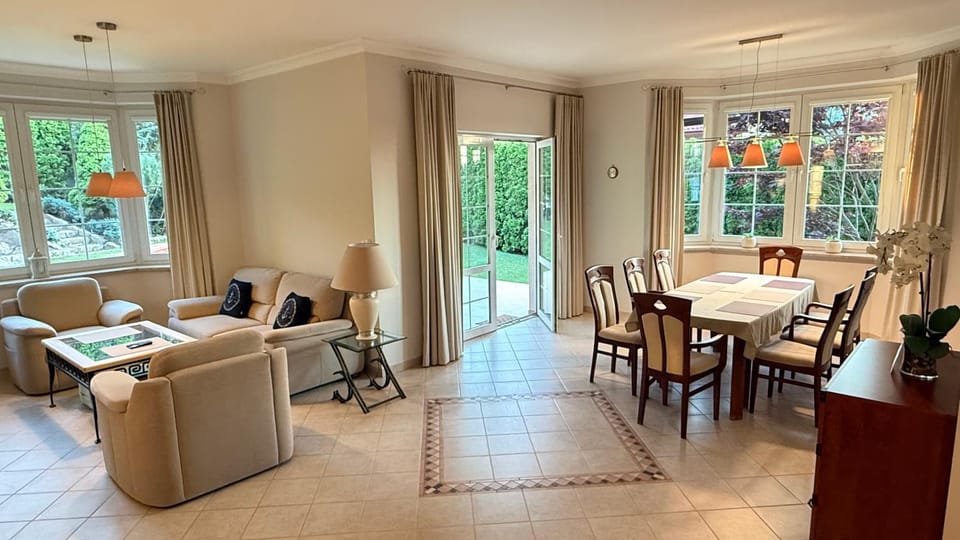 Seating area, Dining area