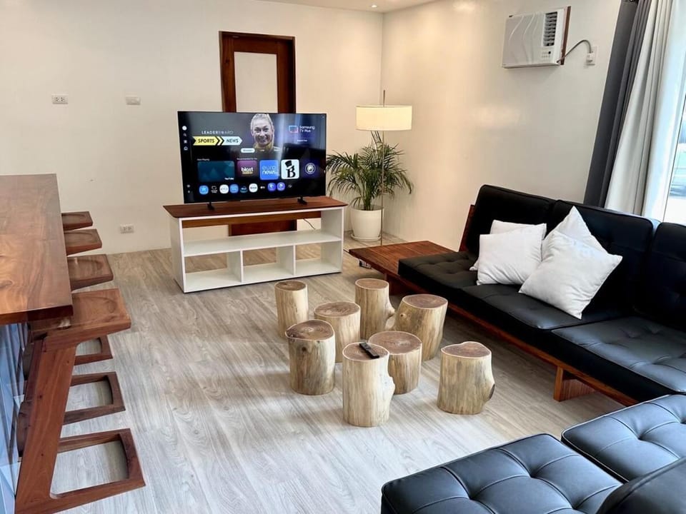 Professional Kitchen, 3 BR, King Beds, Exercise Machines House in Olongapo