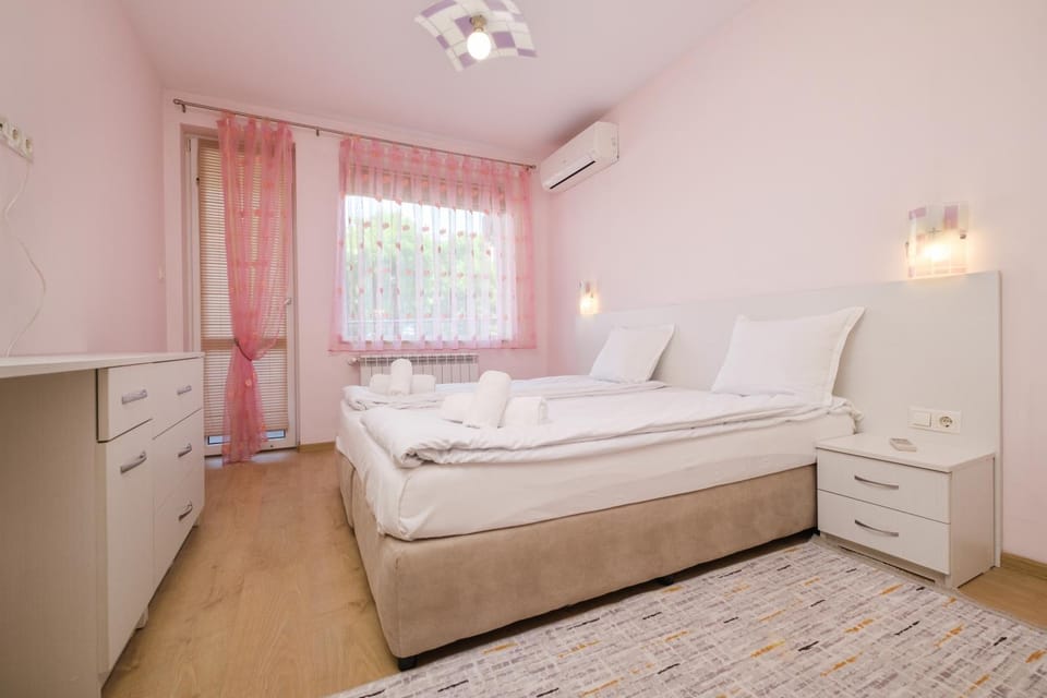 Bed, Photo of the whole room, Bedroom, towels, air conditioner