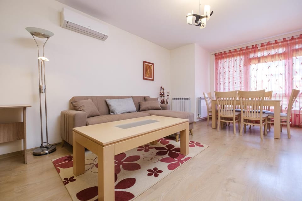 Living room, Seating area, Dining area, air conditioner