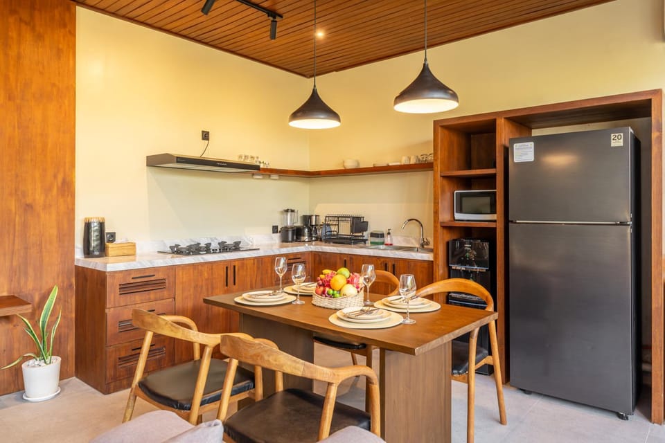 Kitchen or kitchenette, Dining area
