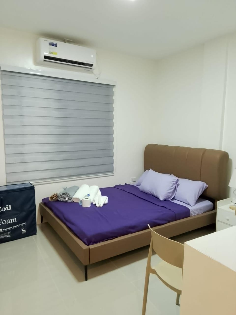 Bed, Living room, air conditioner