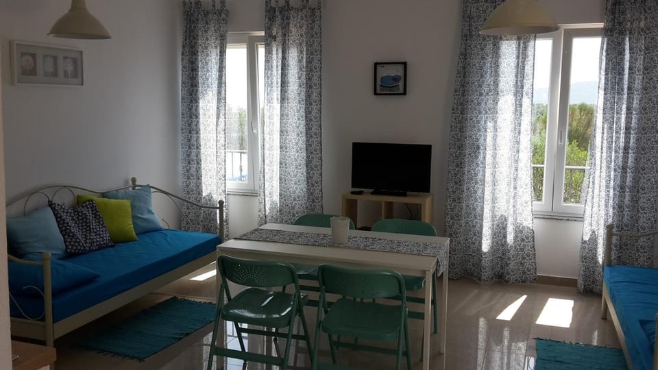 TV and multimedia, Living room, Seating area, Dining area