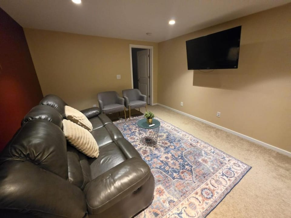 Executive Bright & Cozy Basement Suit west side House in Edmonton