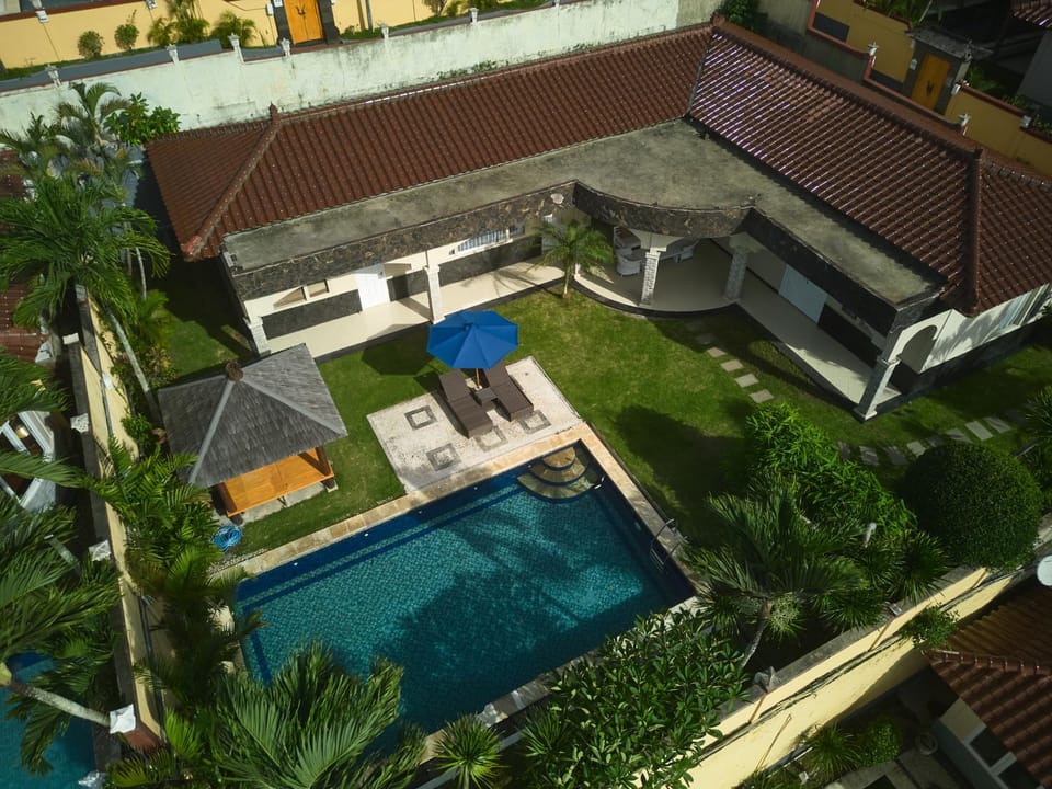 Property building, Day, Garden, Garden view, Pool view, Swimming pool, sunbed