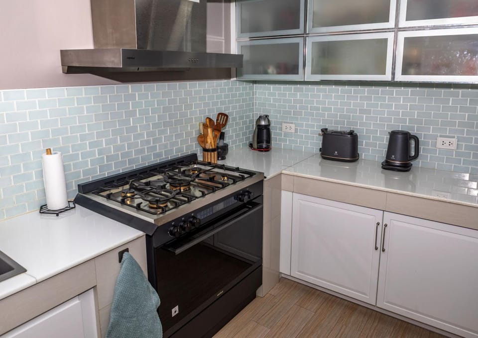 Coffee/tea facilities, oven, stove, toaster, kitchen