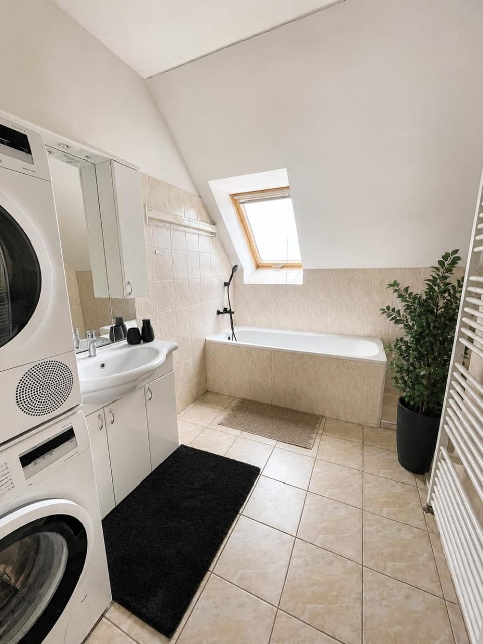 Bathroom, Bath, washing machine, dryer