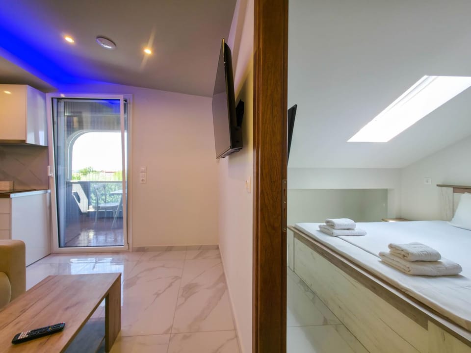 Bed, TV and multimedia, Bedroom, towels