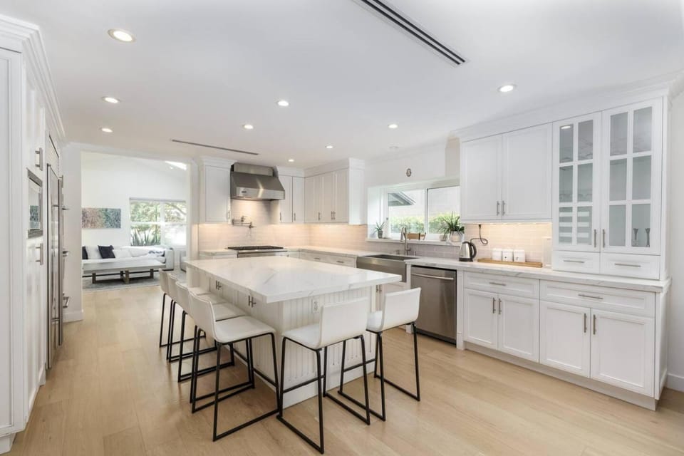 Luxurious Villa W/ Pool, Spa, outdoor kitchen! House in Woodland Hills