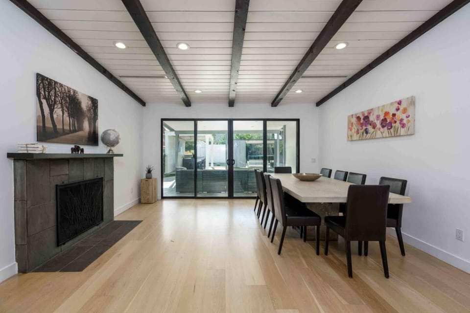 Luxurious Villa W/ Pool, Spa, outdoor kitchen! House in Woodland Hills