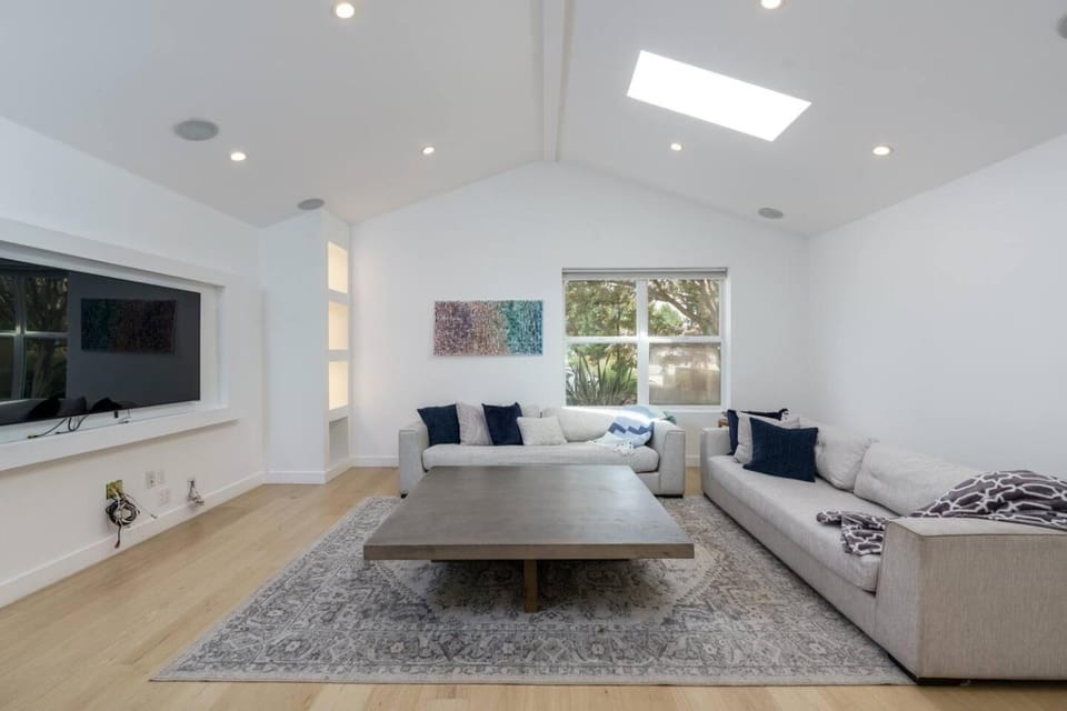 Luxurious Villa W/ Pool, Spa, outdoor kitchen! House in Woodland Hills