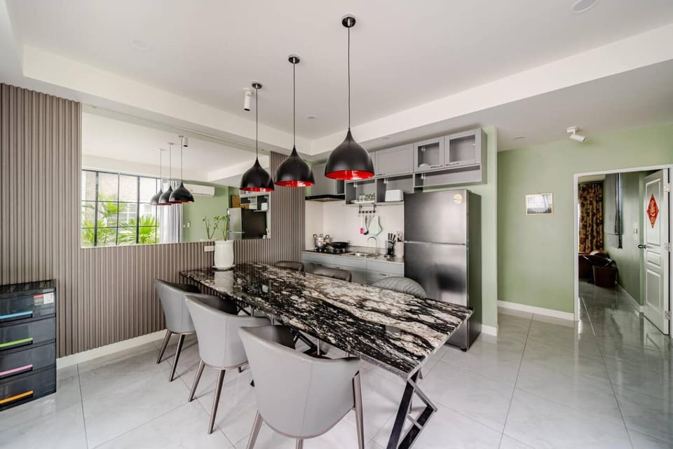 Kitchen or kitchenette, Dining area