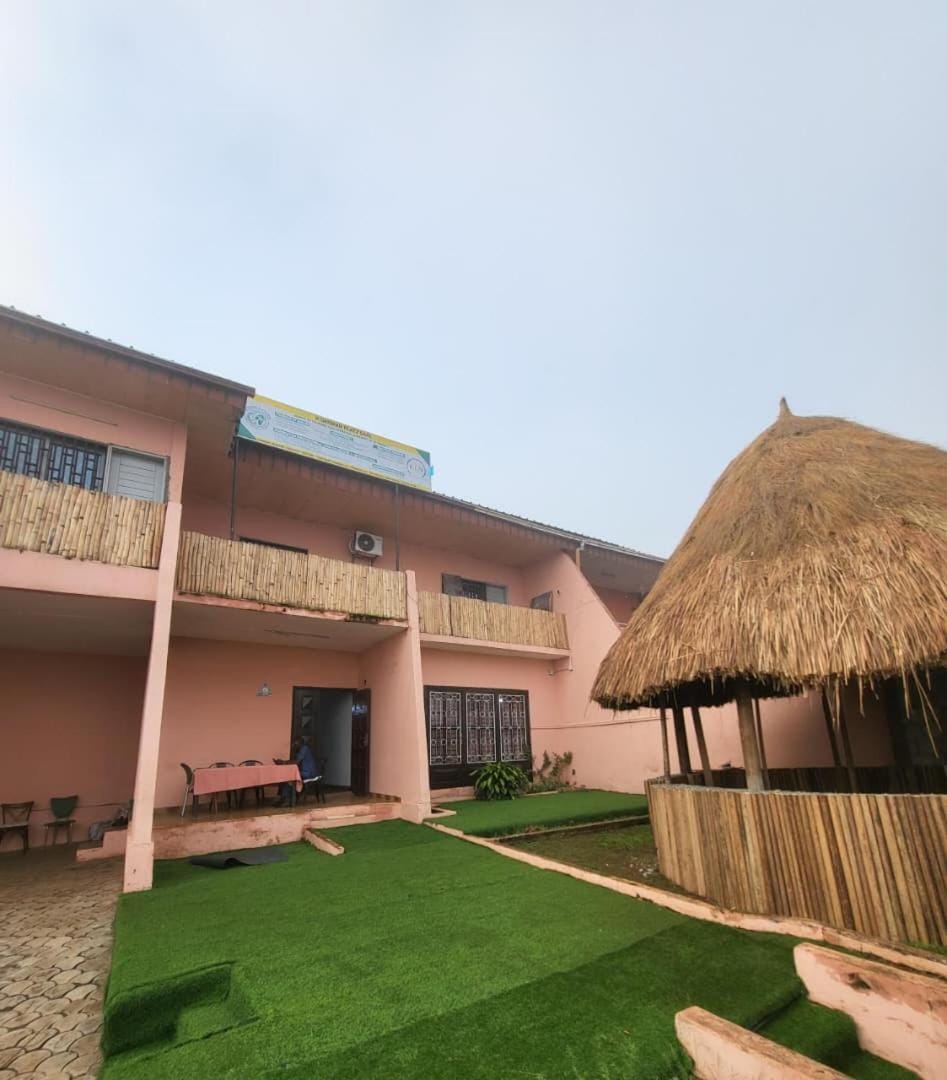 chambre climatisée Titi Garage Apartment in Yaoundé