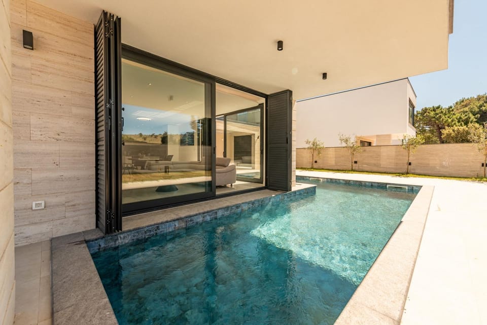 Property building, Swimming pool