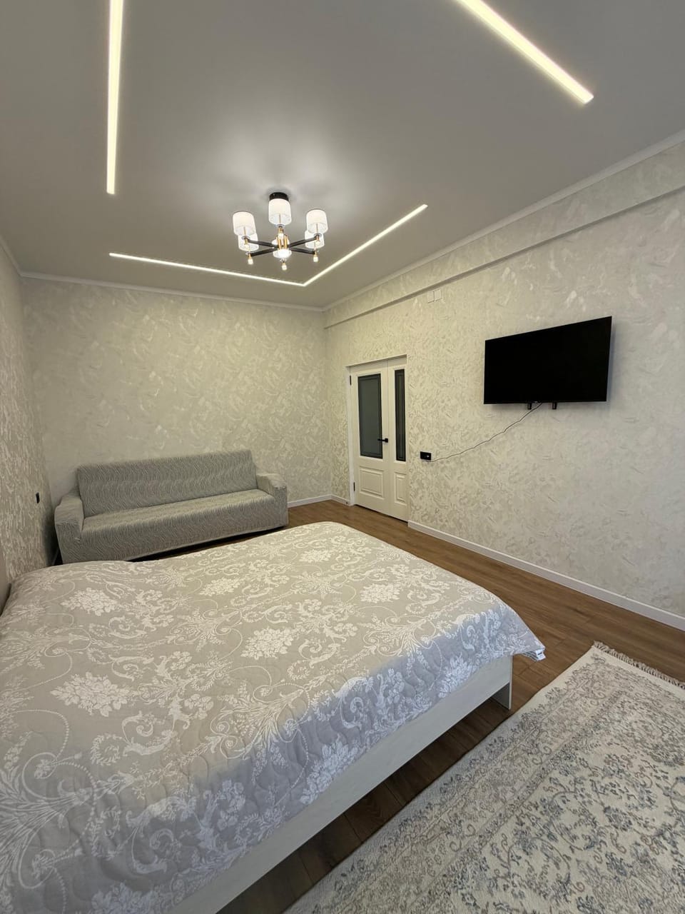 Bed, TV and multimedia, Photo of the whole room, Bedroom