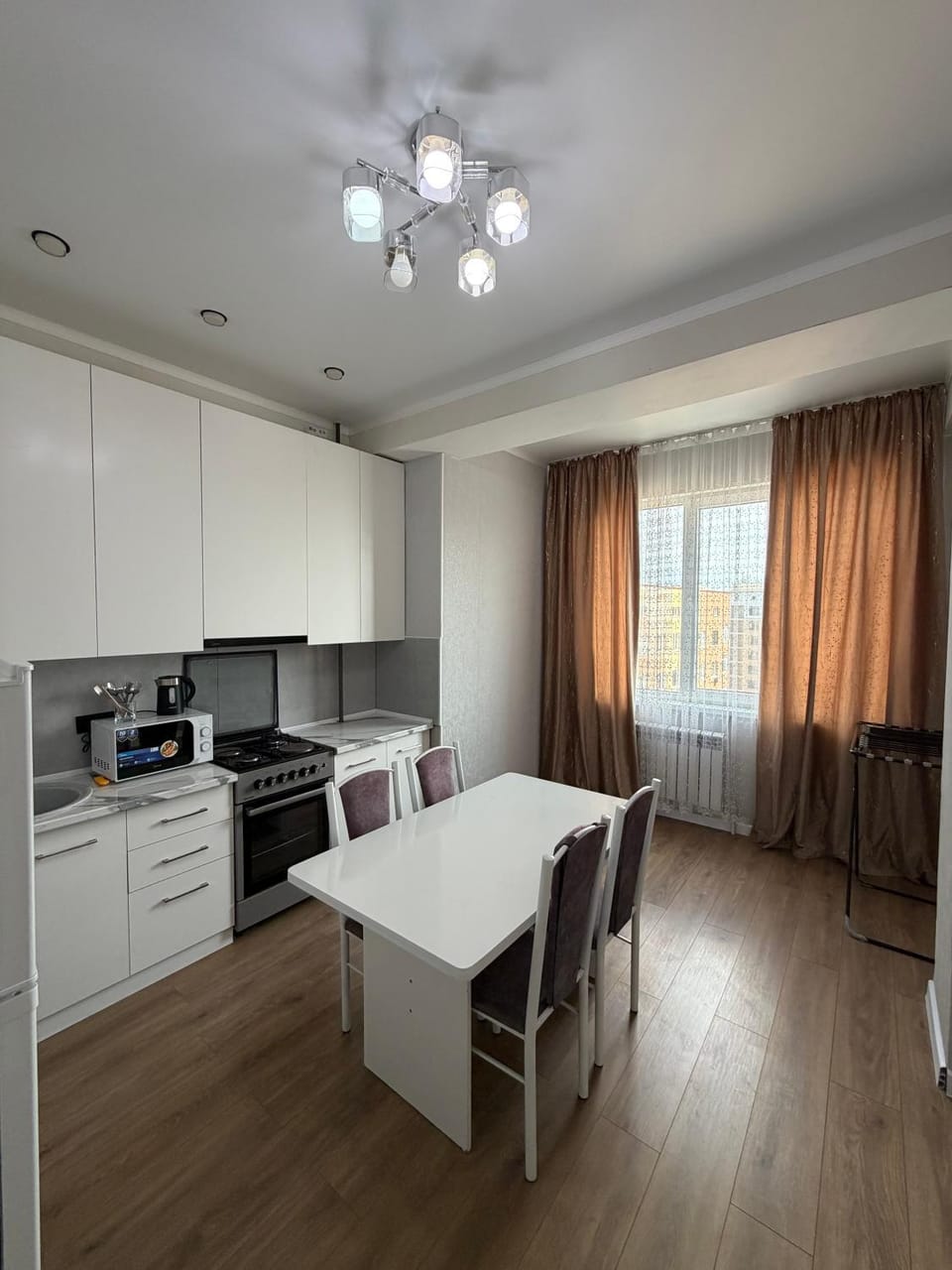 Kitchen or kitchenette, Dining area, stove