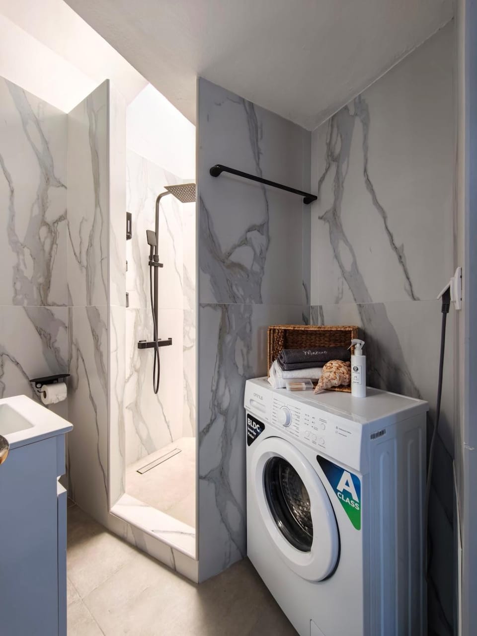 Bathroom, towels, washing machine