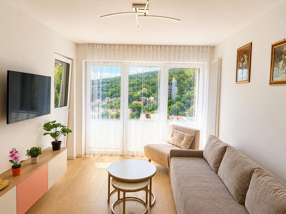 TV and multimedia, View (from property/room), Living room, Seating area, City view, Mountain view