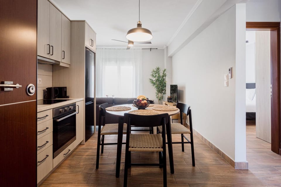 Kitchen or kitchenette, Dining area, oven, stove