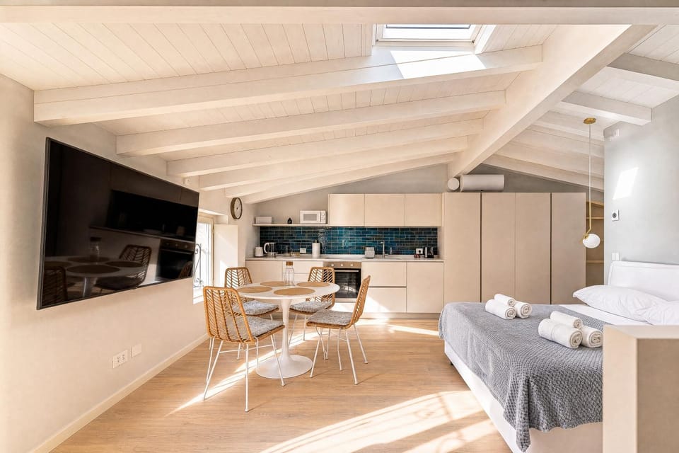 TV and multimedia, Kitchen or kitchenette, Living room, Seating area, Dining area