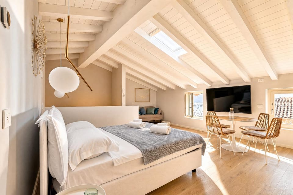 Communal lounge/ TV room, Bed, TV and multimedia, Living room, Photo of the whole room, Seating area, Bedroom