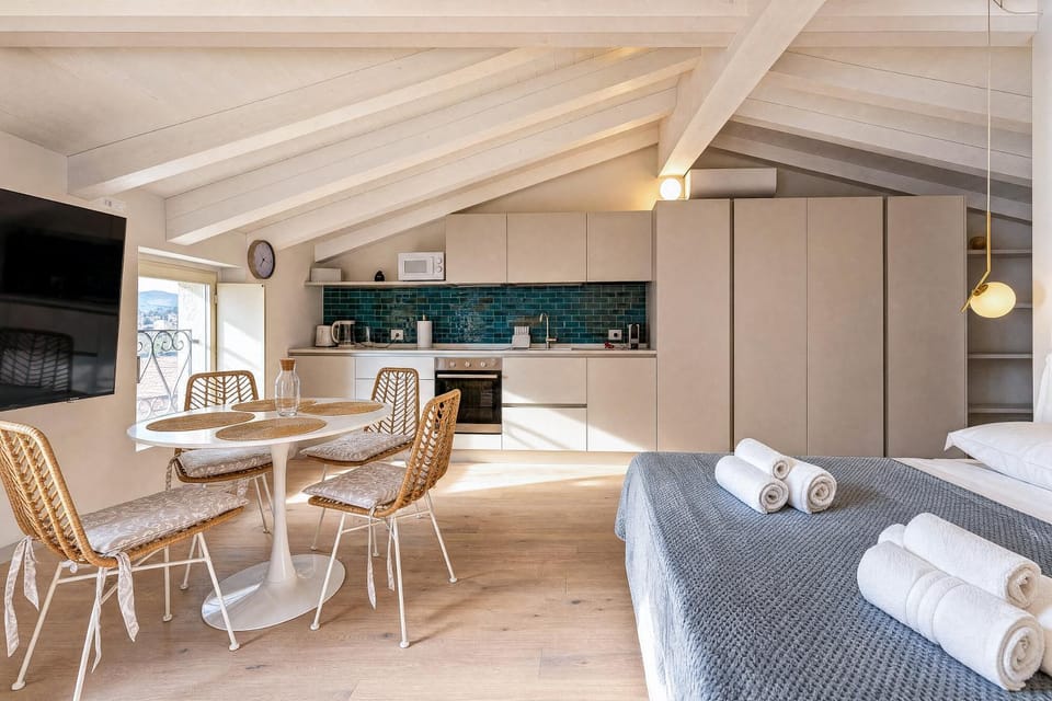 Bed, TV and multimedia, Kitchen or kitchenette, Living room, Photo of the whole room, Seating area, Dining area, Bedroom, towels, wardrobe