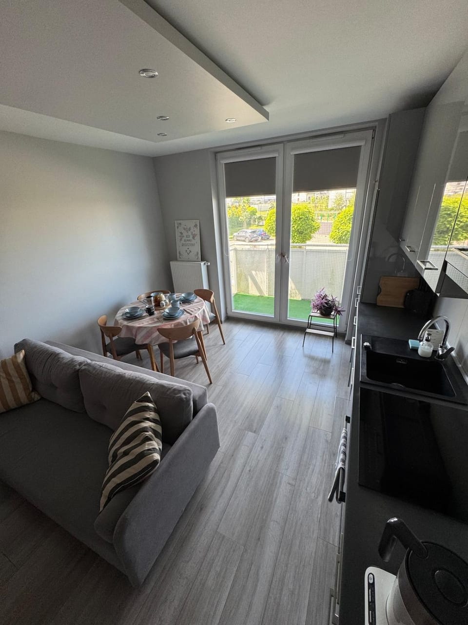 Kitchen or kitchenette, Living room, Seating area, Dining area