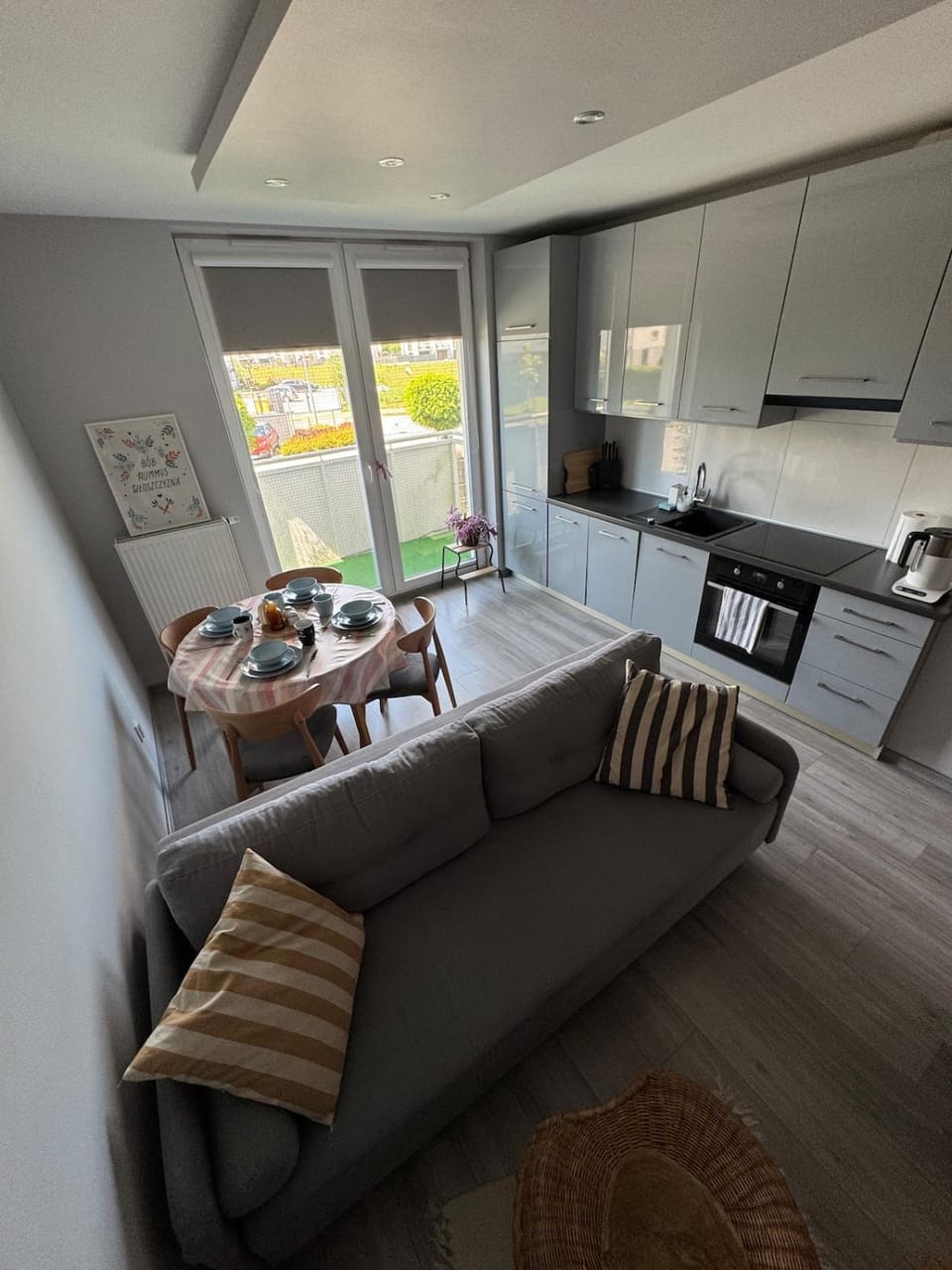 Kitchen or kitchenette, Living room, Seating area, Dining area