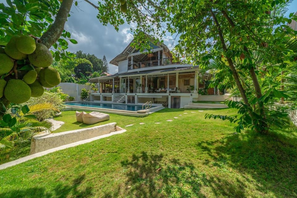 Property building, Day, Natural landscape, Garden, Garden view