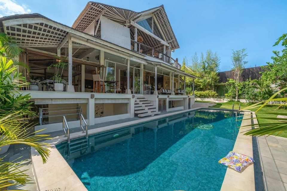 Property building, Day, Garden, Garden view, Swimming pool, sunbed