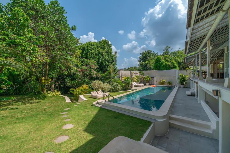 Massive 6BR Villa, Canggu, 16m Pool, Big Garden Villa in North Kuta