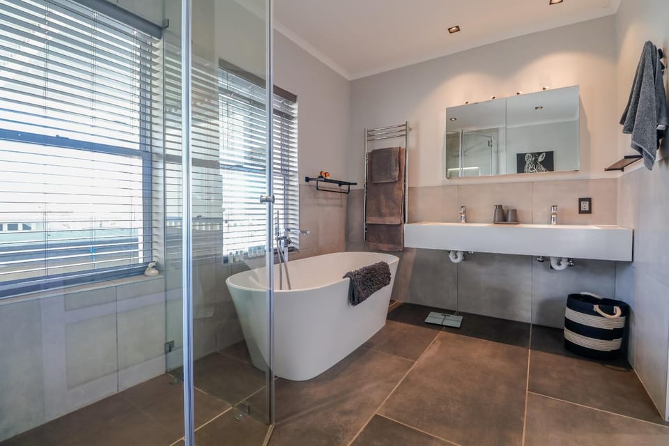 Contemporary Plantation Island - P54 House in Knysna