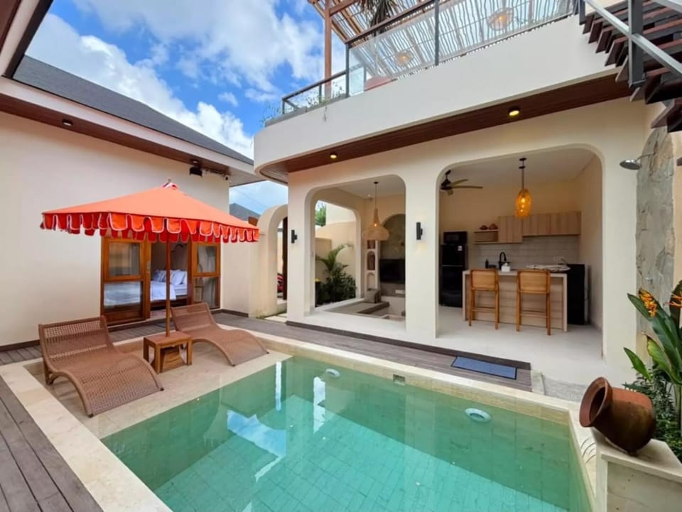 Property building, View (from property/room), Balcony/Terrace, Dining area, Pool view, sunbed
