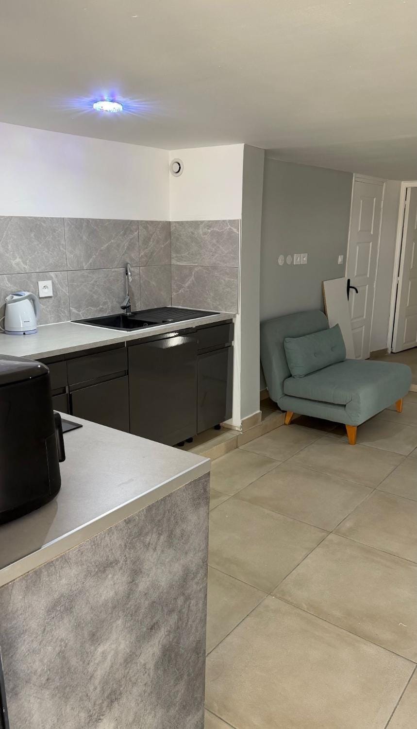 Appartement moderne climatisé à Caussade Parking & WiFi Apartment in Occitanie