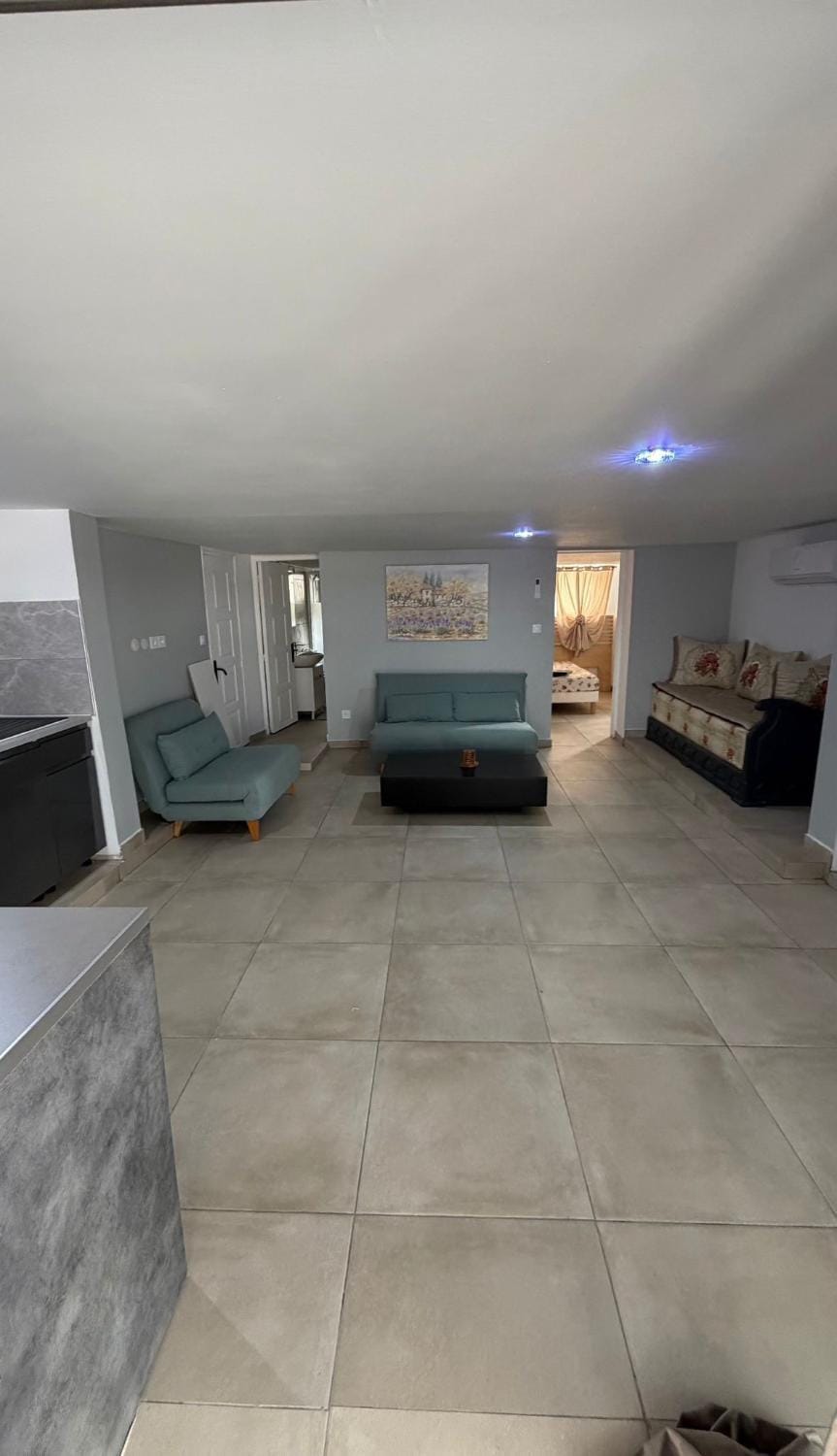 Appartement moderne climatisé à Caussade Parking & WiFi Apartment in Occitanie