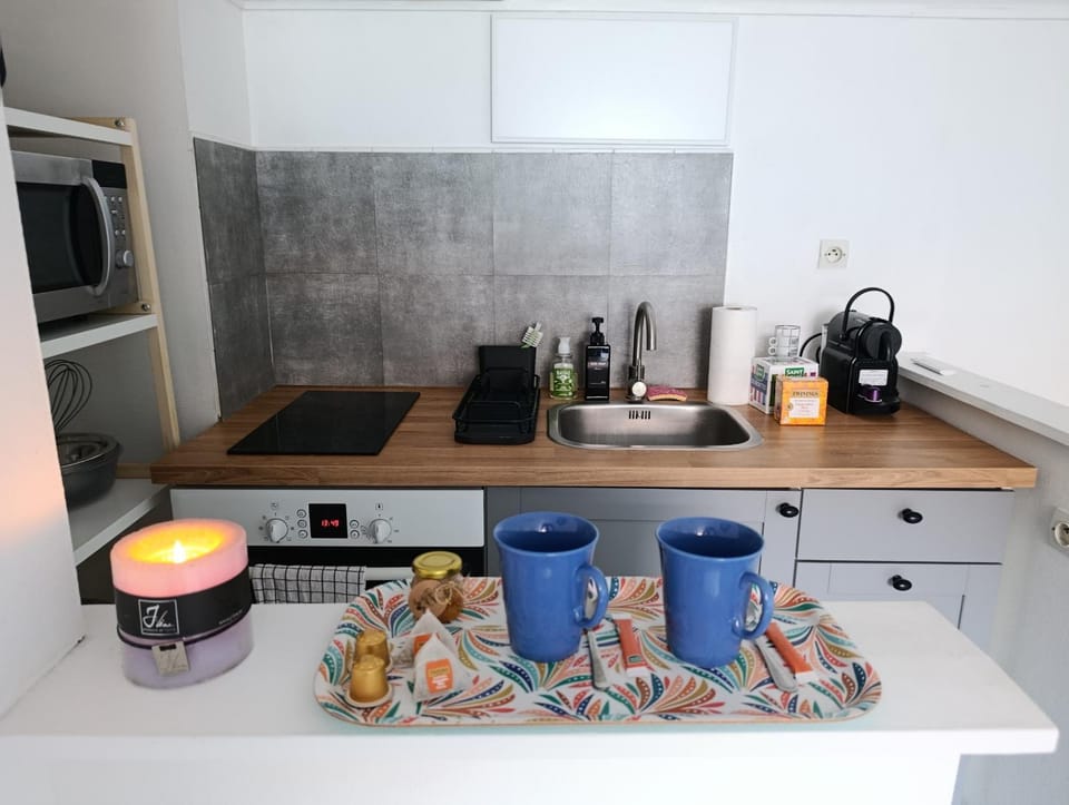 Kitchen or kitchenette