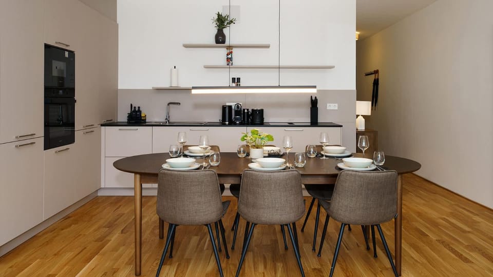 Coffee/tea facilities, Kitchen or kitchenette, Living room, Seating area, Dining area
