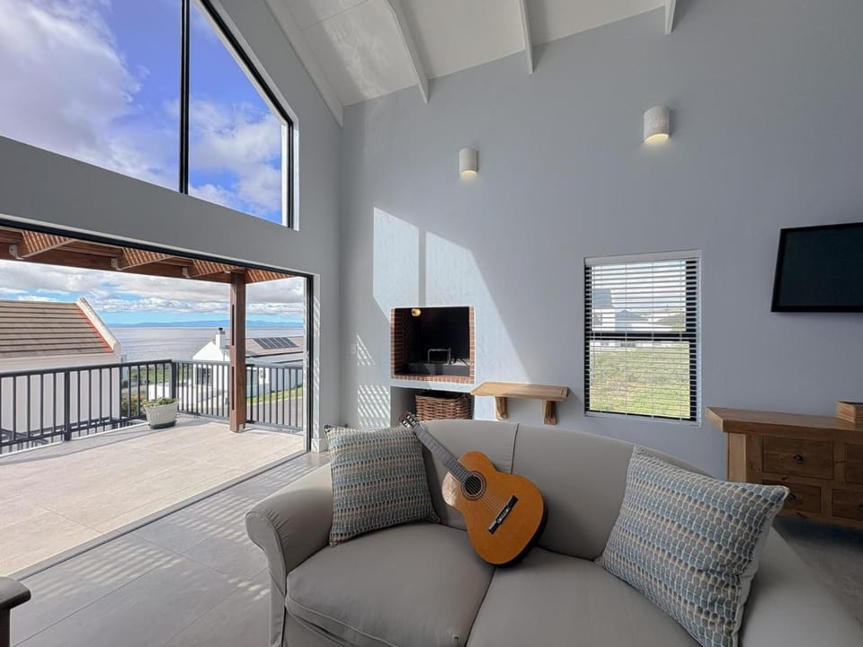 TV and multimedia, View (from property/room), Balcony/Terrace, Living room, Seating area, Sea view