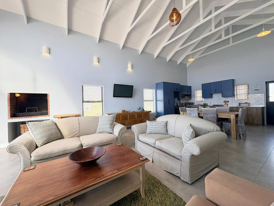 TV and multimedia, Kitchen or kitchenette, Living room, Seating area, fireplace