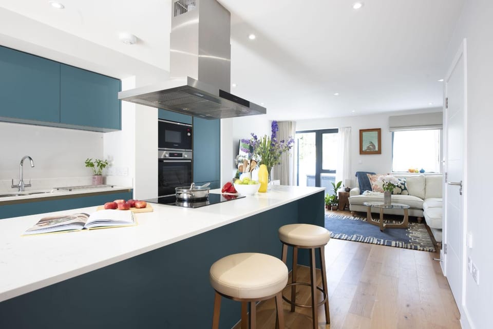 Property building, Coffee/tea facilities, Kitchen or kitchenette, Dining area, dishwasher, microwave, pet friendly, stove, washing machine