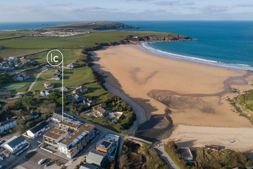 Property building, Beach, Location