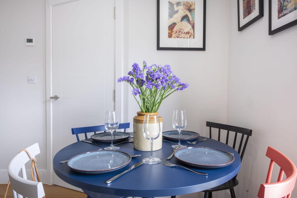 Living room, Seating area, Dining area, heating, internet