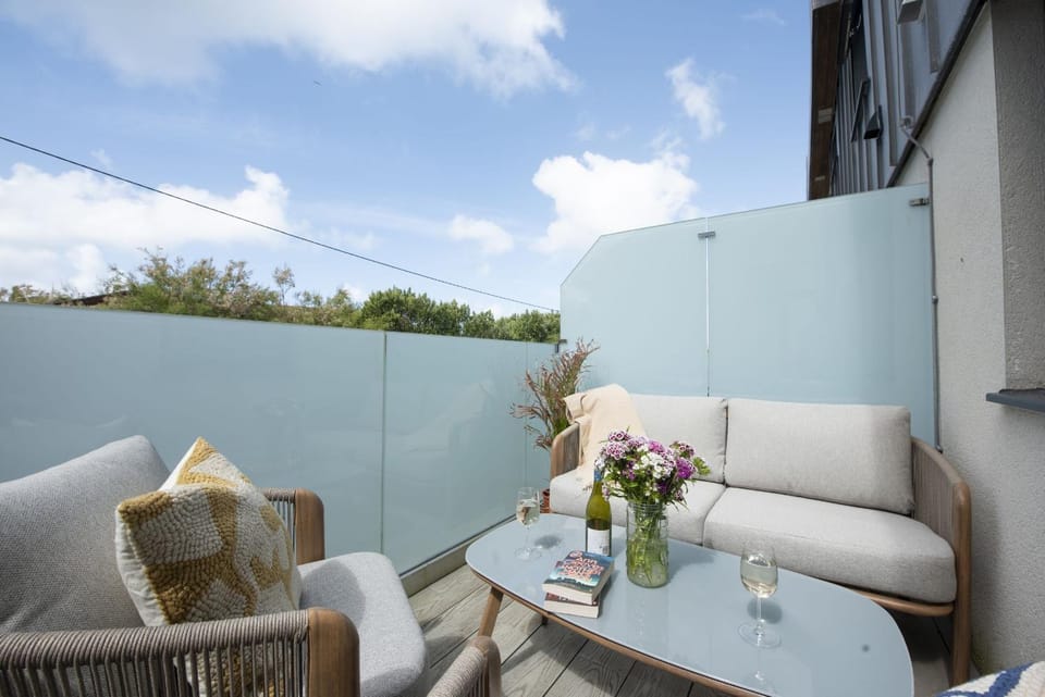 Balcony/Terrace, Seating area, Parking, internet