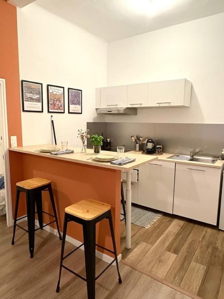 Kitchen or kitchenette, Dining area, minibar, stove