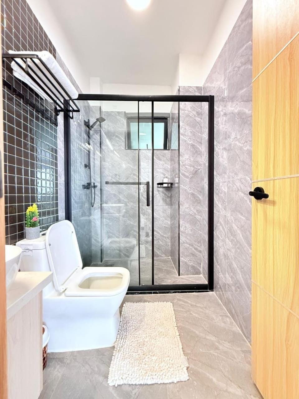 executive beautifully furnished apartment with all modern finishings ,swimming pool, fully equipped gym and other luxurious facilities and close proximity to major shopping malls in kilimani Apartment in Nairobi County
