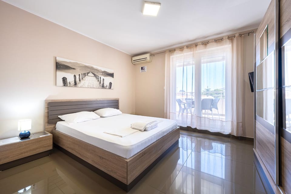 Bed, TV and multimedia, Bedroom, towels, air conditioner