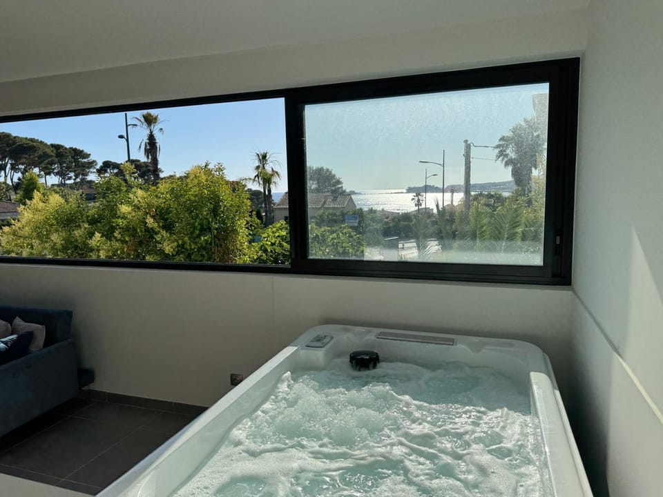 sanary/vue mer/plage/jacuzzi/3 chambres/parking Apartment in Sanary-sur-Mer