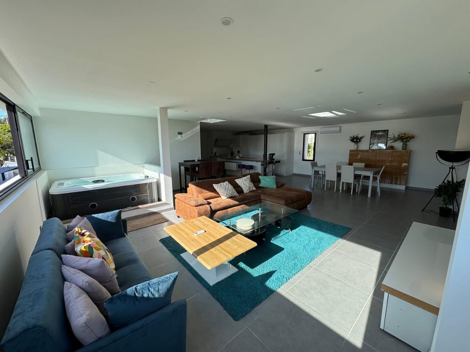 sanary/vue mer/plage/jacuzzi/3 chambres/parking Apartment in Sanary-sur-Mer