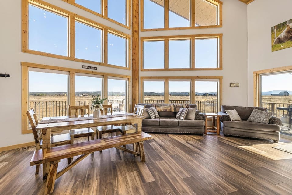 Eagle Eye Retreat by KABINO A/C EV Hot tub Minutes to reservoir 35 miles to W Yellowstone House in Idaho