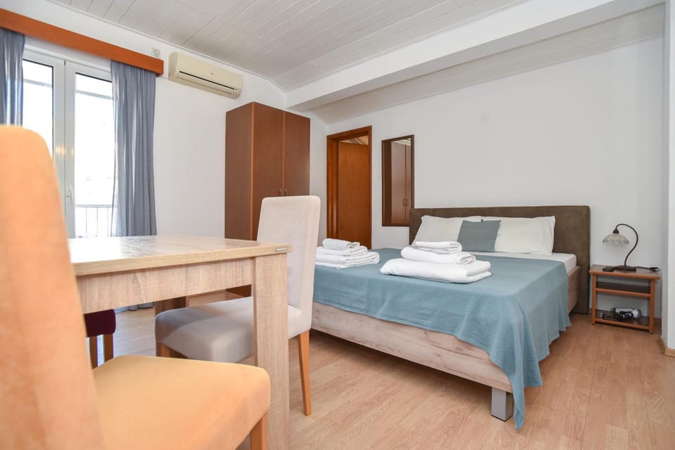 Bed, Living room, Photo of the whole room, Seating area, Bedroom, hair dresser, towels, wardrobe